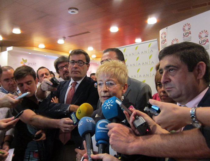Víboras atiende a los medios, ante Cabana, Rodríguez y Reyes.