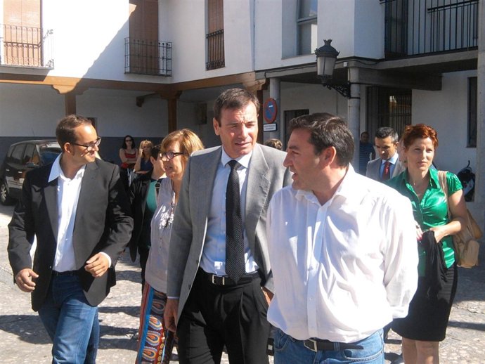 Imagen de Tomás Gómez durante una visita al municipio de Valdemoro