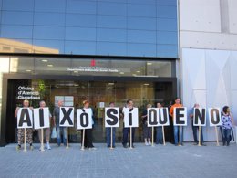 Integrantes de la Plataforma Dincat protestando con el lema 