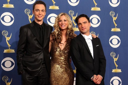 Jim Parsons, Kaley Cuoco and Johnny Gelecki piden un aumento de sueldo
