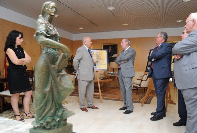 Entrega de la 'Musa Flamenca' a la Diputación de Sevilla