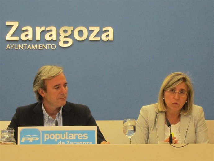 El concejal del PP, Jorge Azcón y la concejala María Jesús Martínez del Campo