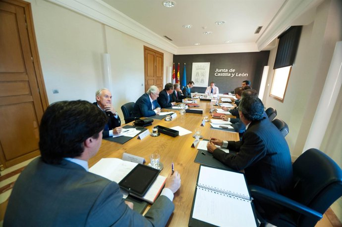 El consejero de la Presidencia, José Antonio de Santiago-Juárez, preside el acto