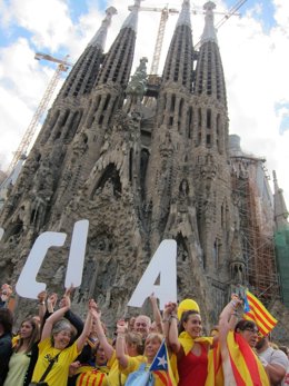 Via Catalana independentista ante la Sagrada Familia