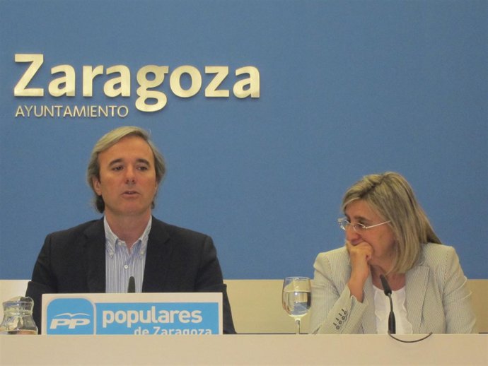 El concejal del PP, Jorge Azcón, y la concejala del PP, María Jesús Martínez 
