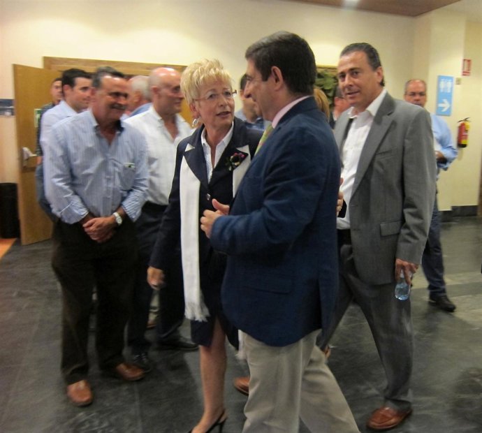 Elena Víboras charla con el presidente de la Diputación de Jaén, Francisco Reyes