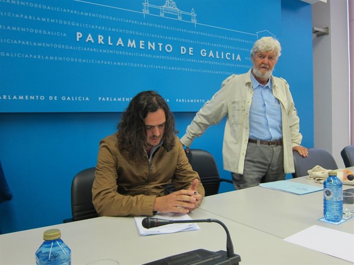 El portavoz de AGE, Xosé Manuel Beiras, de pie, junto a Antón Sánchez