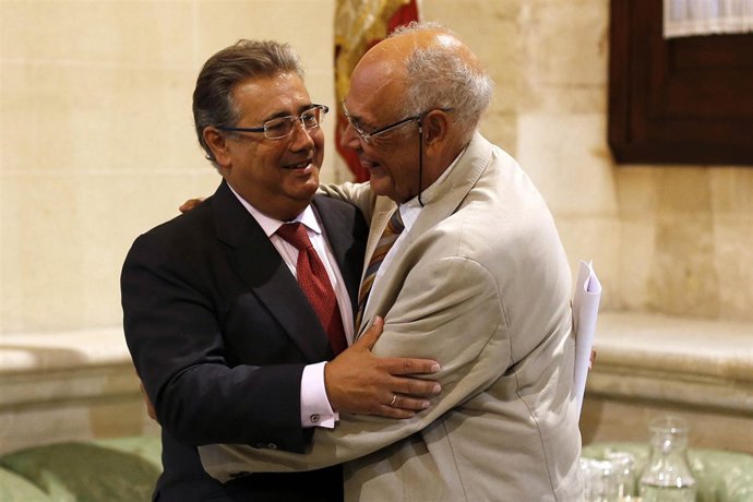 Zoido y el presidente de la Fundación Gota de Leche en la firma del convenio