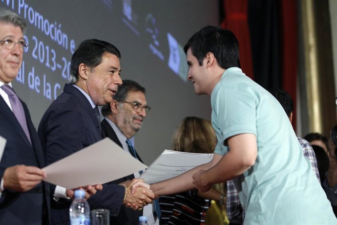 González en el acto de entrega de diplomas a los alumnos de la Escuela de Cine