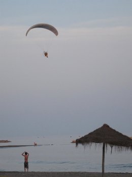 Un Bañista En Playa De Málaga Vuelo Libre 