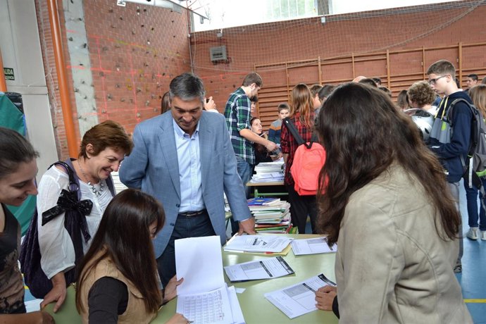 El alcalde y la concejala en el reparto de libros de texto