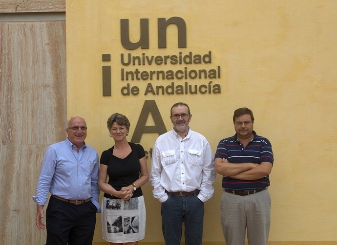 Núñez, jefe de Inmunología del Virgen del Rocío, junto a miembros del curso