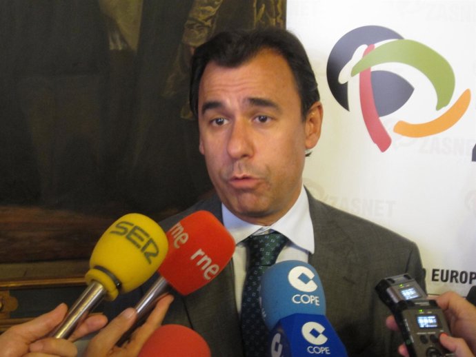 Fernando Fernández Maíllo atiende a los medios durante su visita a Salamanca