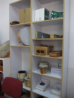 Materiales de música en el interior de un aula de un colegio