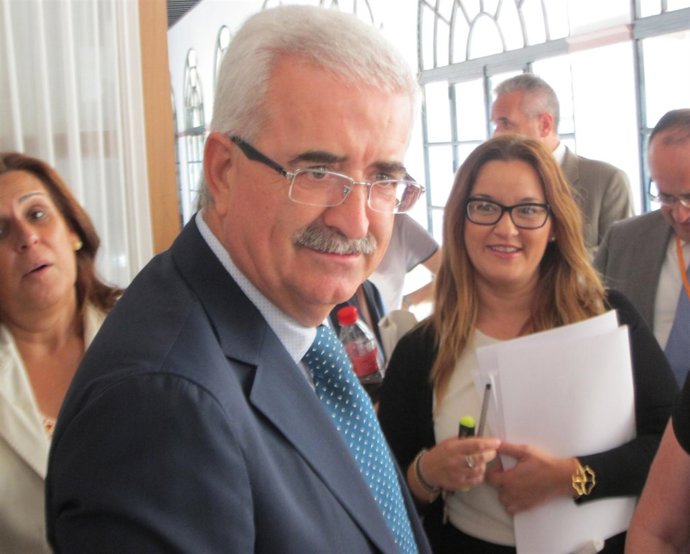 El consejero de la Presidencia, Manuel Jiménez Barrios, en su primera Comisión