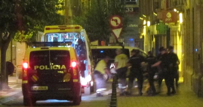 La Policía Nacional y los sanitarios evacuan al hombre atrincherado