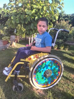 José Manuel, un niño de Vedra que sufre disparesia espástica