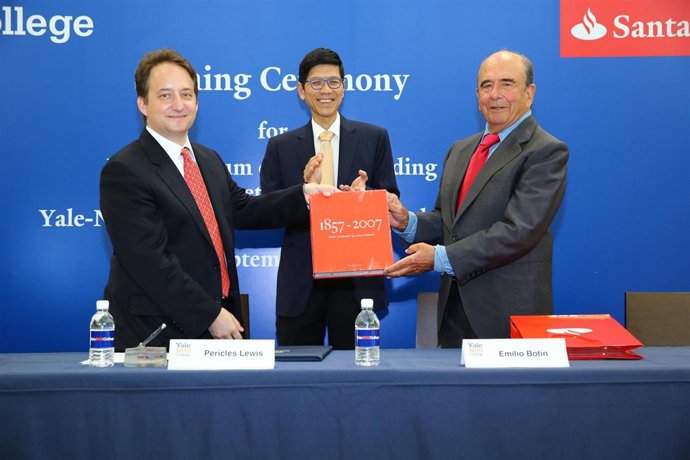 Botín, Lewis y el delegado del banco en Asia-Pacífico en la firma del acuerdo