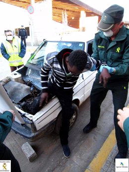 Descubren un inmigrante en un doble fondo de un vehículo en Melilla