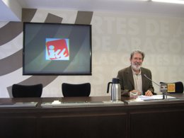 Adolfo Barrena (IU) durante la rueda de prensa