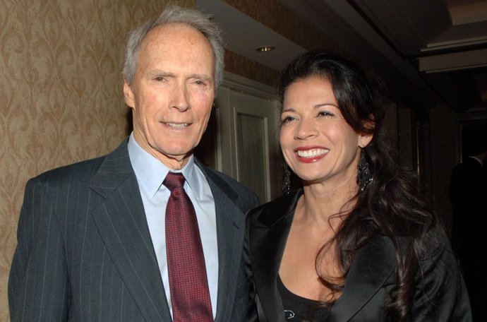 Clint Eastwood y su mujer Dina Eastwood han protagonizado un curioso intercambio