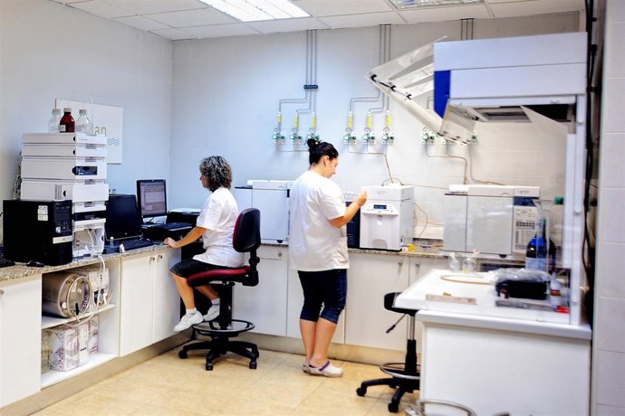 Laboratorio de I+D en la planta d'Ilercavonia en Flix