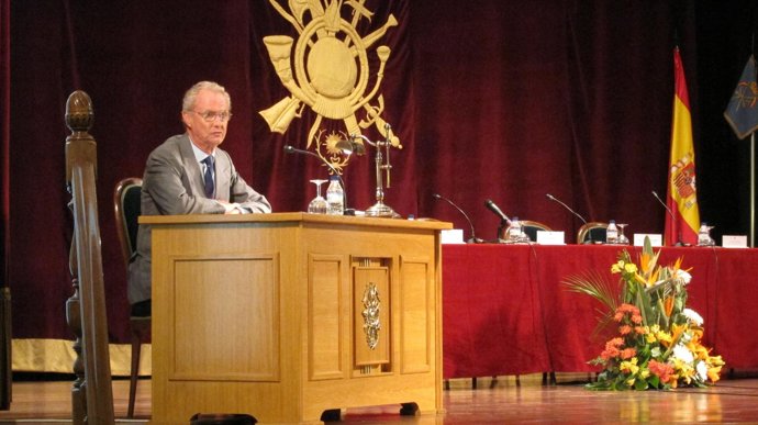 El ministro de Defensa, Pedro Morenés, inaugura el curso 2013-2014 en la AGM