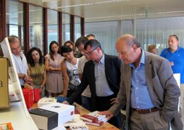 Ramón Ferrer (AVL) entrega el material didáctico al IES Bernat de Rascanya