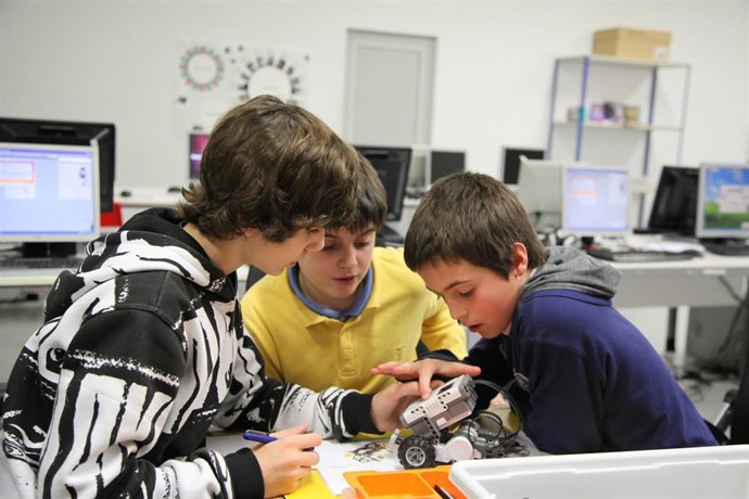 NIños asistentes al taller de Robótica.