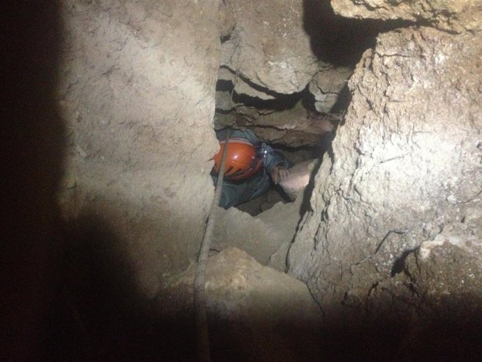 El espeleólogo, atrapado en la cueva