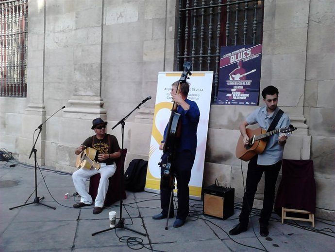 Concierto sorpresa en el Ayuntamiento para el I Festival de Blues.