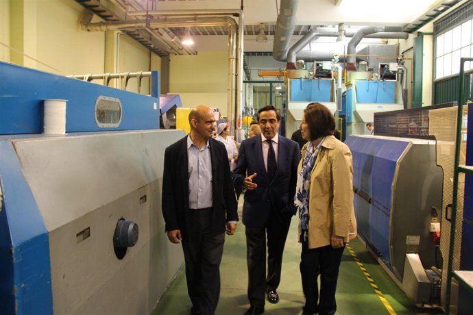 El alcalde con los responsables de AMICA en el Centro Horizon