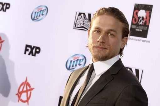 Charlie Hunnam aumenta su seguridad