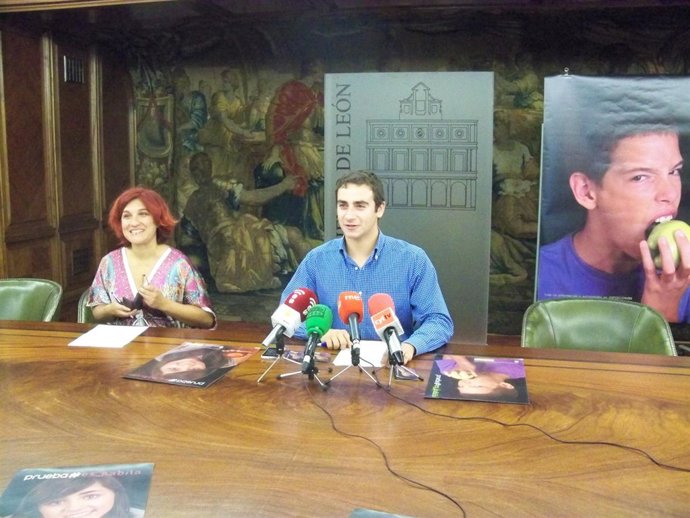 Miguel Alonso, (derecha) y la organizadora del programa Espabila, Esther Calzado