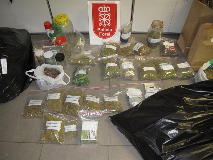 Droga y útiles decomisados a los dos hermanos.