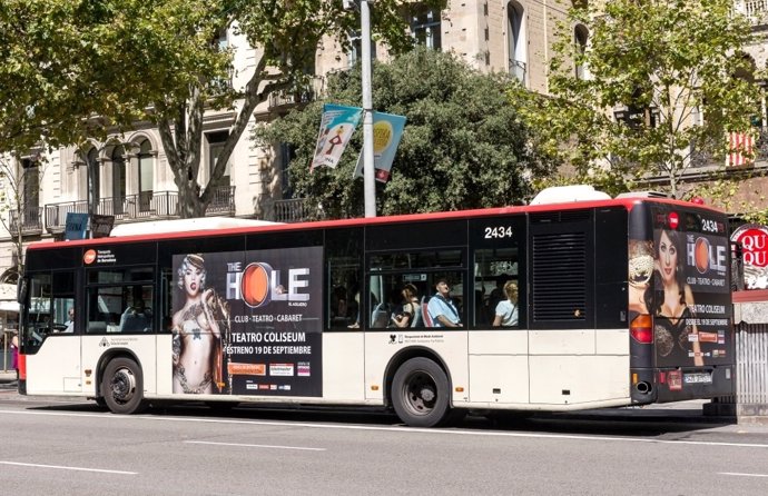 Autobús de TMB con la publicidad de 'The Hole'