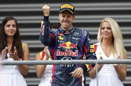 Sebastian Vettel celebra la victoria en el podio