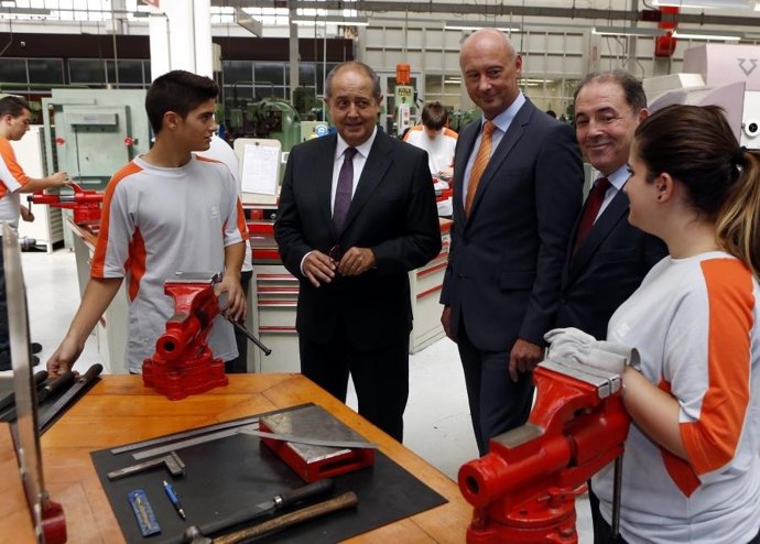 El conseller F.Puig y J.Schelchshorn en la escuela de aprendices de Seat