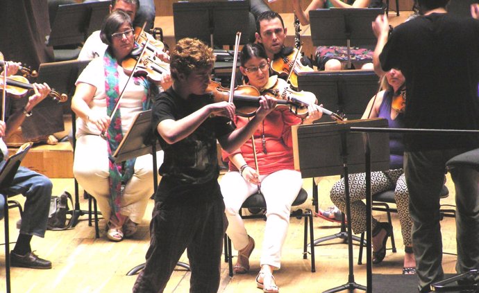 La OV y el violinista Jacobo Christensen.