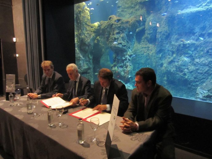 Lobón firma convenio con el Acuario Fluvial