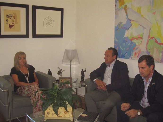 Isabel Carrasco con representantes del Consejo Comarcal del Bierzo