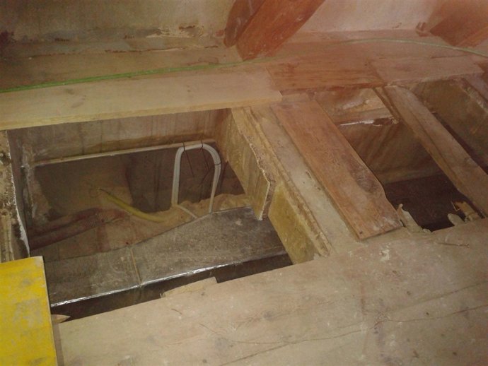 Hueco por donde se filtraron las goteras en el Congreso