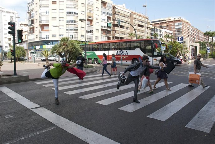 Peatonico en un paso de peatones de Almería