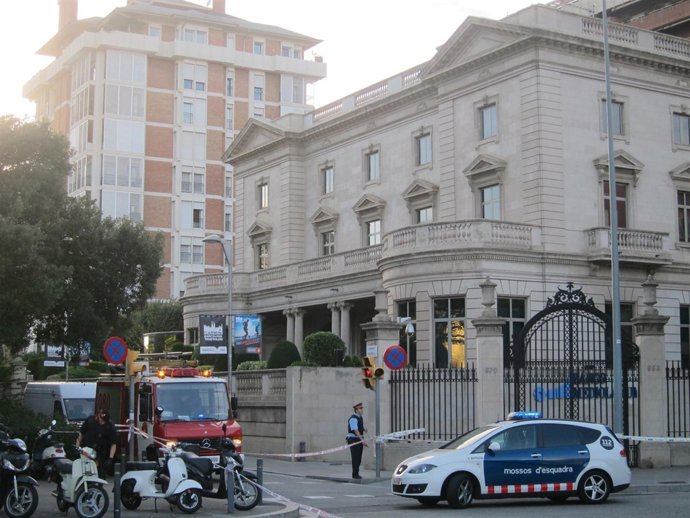 Zona acordonada por la amenaza de bomba en el banco Mediolanum de Barcelona