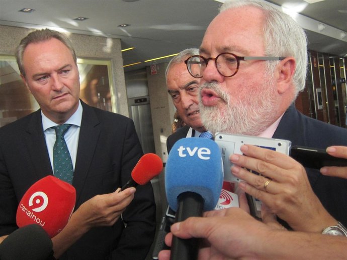 Arias Cañete atendiendo a los medios junto a Alberto Fabra y Federico Félix