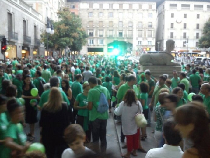 Unas 1.000 personas se concentran frente al Casal Solleric