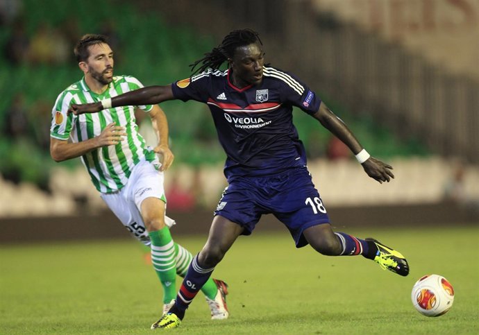 Bafetimbi Gomis pelea la pelota con Figueras