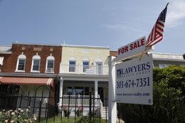 Una bandera estadounidense decora una vivienda a la venta en el barrio de Capito