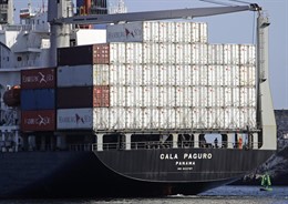 Barco panameño con containers en El Mariel, Cuba