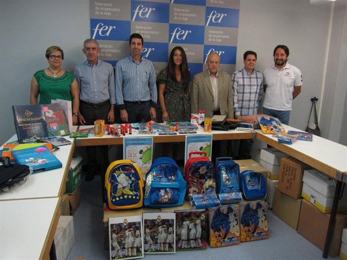 Responsables de las librerías y de Cáritas, junto con parte del material donado